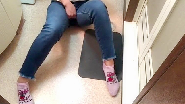 可爱女孩用玩具阳具自慰的淫靡体验~她的呻吟高潮！