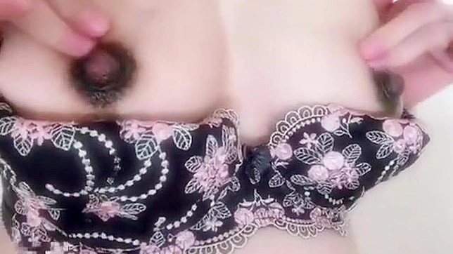 体验极致乳头按摩，使用我们的特制乳头护理油！