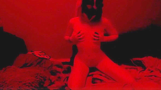 展示我迷人的身体并在私人脱衣舞中挑逗阴部