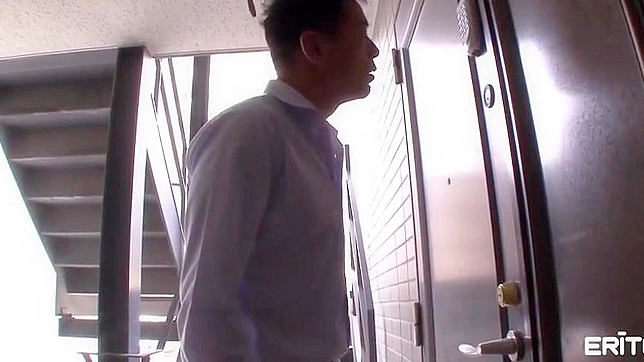 见证日本色情女王Hitomi Tanaka在刺激继母角色扮演中的无法抗拒魅力！