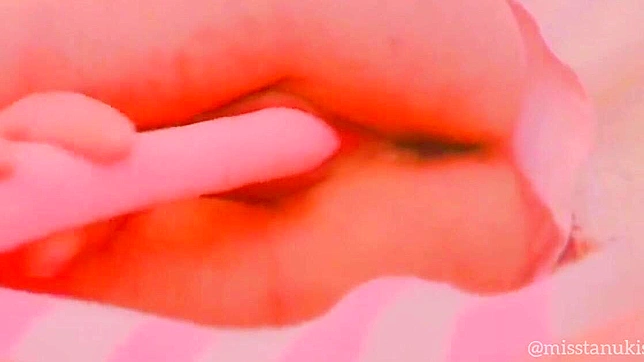 日本素人女孩清晨用粉色震动棒自慰—无删减湿漉漉的粉嫩高潮体验