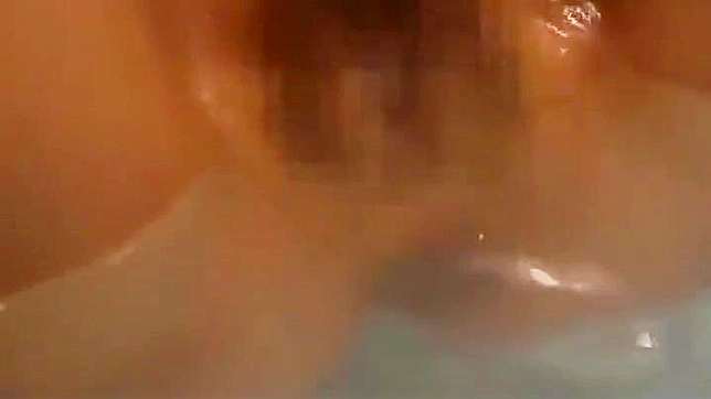 体验终极日本美女沐浴仪式的性感转折！