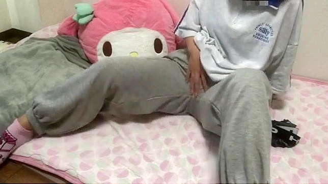 日本美女闻着恋人私密处香气自摸至高潮