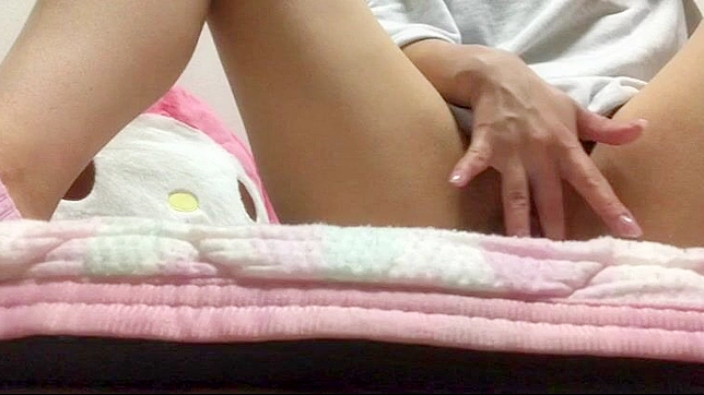日本美女闻着恋人私密处香气自摸至高潮