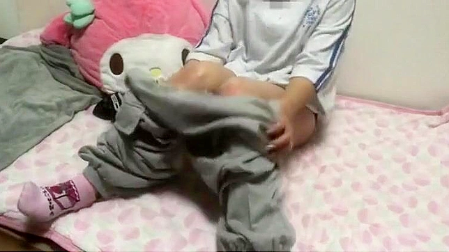 日本美女闻着恋人私密处香气自摸至高潮