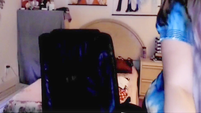 揭秘日本胖妹在脱衣舞裙中的丰腴身材