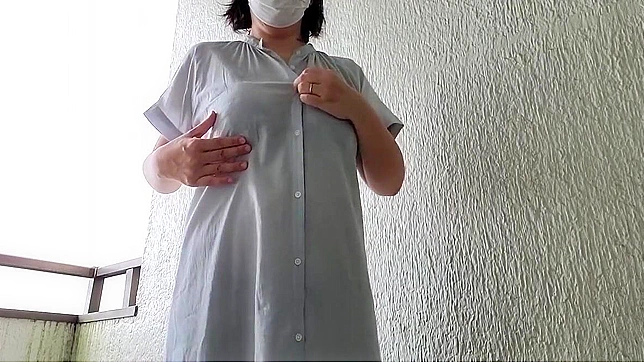 日本妻子狂野放纵~公寓走廊公开自慰体验