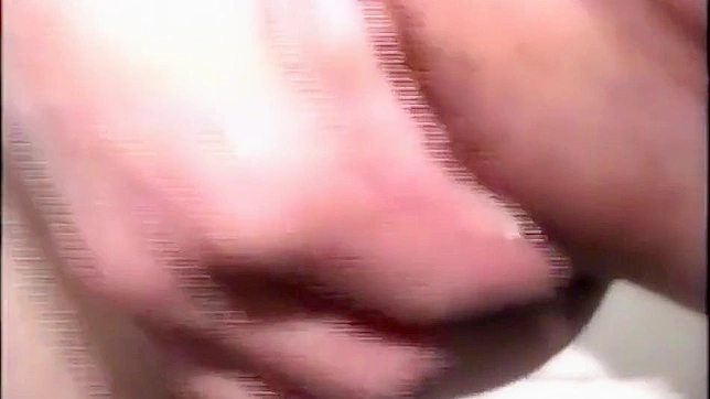 日本美女的毛茸阴唇在丝袜中~探索Haya玩具的魅力