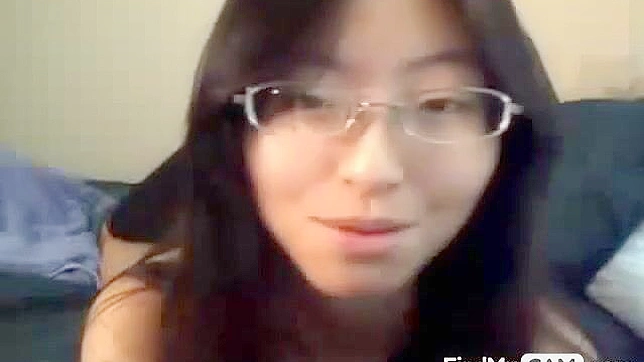 迷人的亚洲女神激情自慰秀 第十三部分