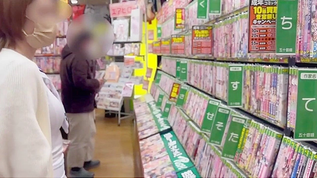 暴露诱惑：水手服熟女的公开冒险