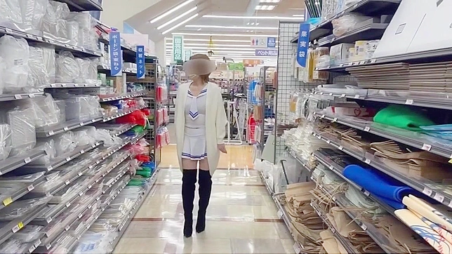 暴露诱惑：水手服熟女的公开冒险