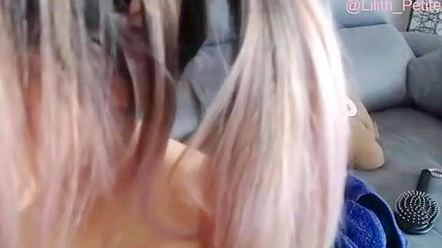 看看性感的少妇在镜头前玩弄自己丰满胸部和私处！业余拍摄让你欲罢不能！