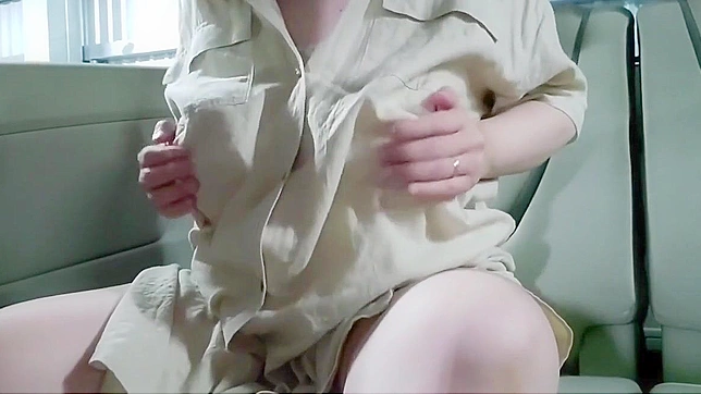 日本色情 ~ 车内自慰湿透了，还被陌生人围观！