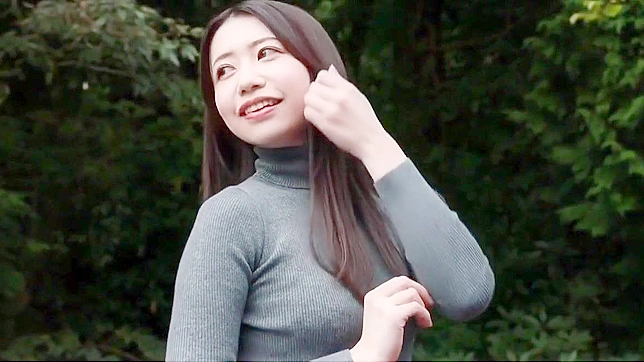 可爱日本妹子在户外炫耀她的胸部！