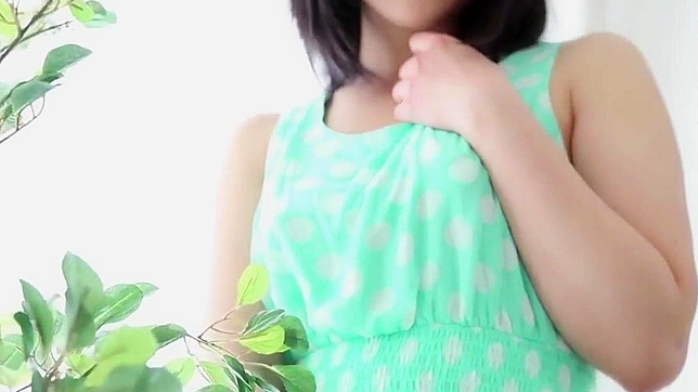 日本AV女星哈鲁卡在终极挑逗中揭开连衣裙下的诱人身材