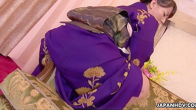 揭开迷人的村上凉子穿着和服用瓶子自慰的秘密！