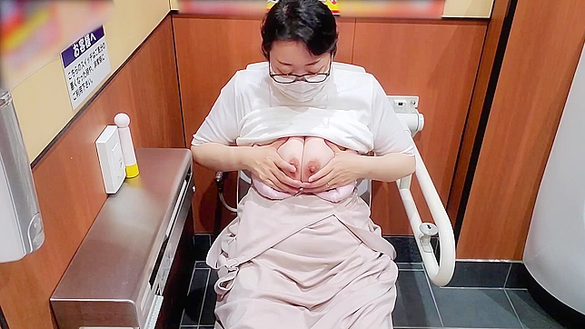 镜头捕捉 ~ 已婚妇女在公共厕所的冒险玩具乐趣