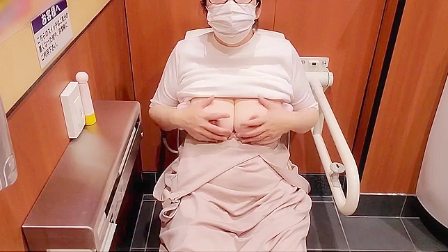 镜头捕捉 ~ 已婚妇女在公共厕所的冒险玩具乐趣