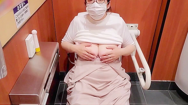 镜头捕捉 ~ 已婚妇女在公共厕所的冒险玩具乐趣