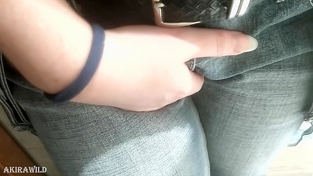 日本美女在公厕几乎湿身了——必看视频！