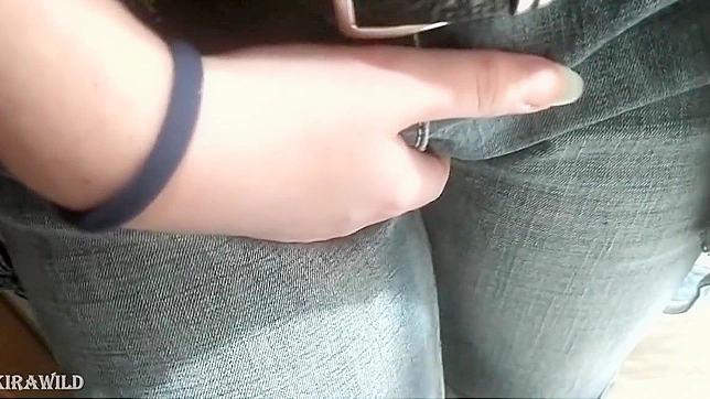 日本美女在公厕几乎湿身了——必看视频！