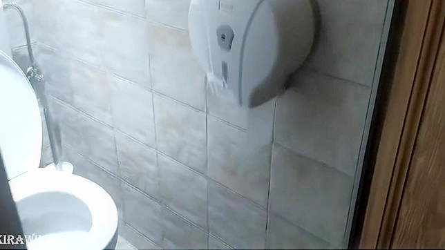 日本美女在公厕几乎湿身了——必看视频！