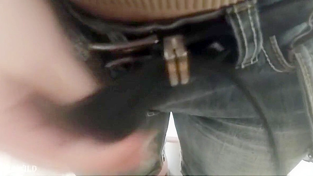 日本美女在公厕几乎湿身了——必看视频！