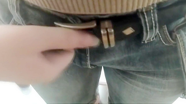 日本美女在公厕几乎湿身了——必看视频！