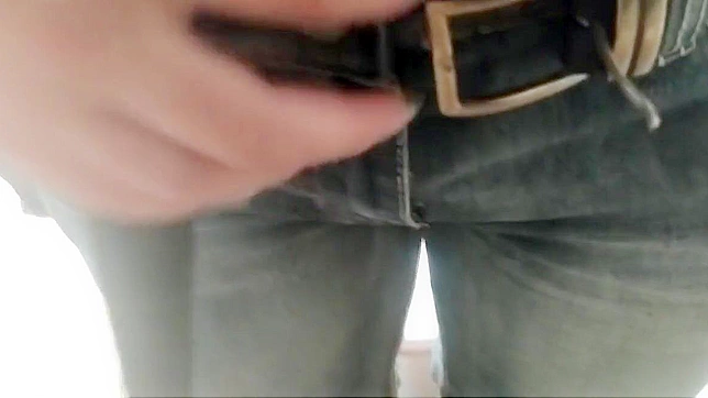 日本美女在公厕几乎湿身了——必看视频！