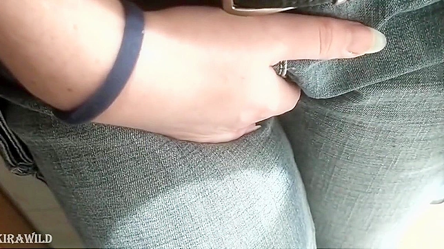 日本美女在公厕几乎湿身了——必看视频！