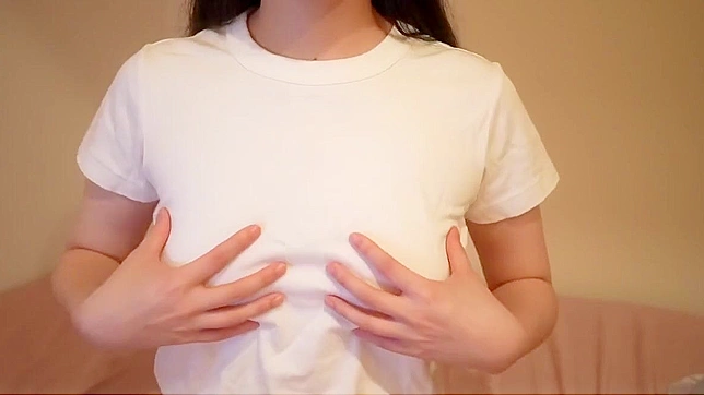 日本AV女優在專屬網鏡中展示她豐滿的身軀！