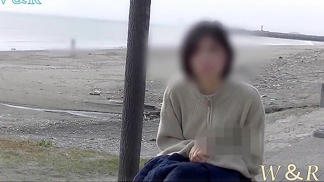 揭开迷人的海滩女巫！惊心动魄的沙滩裸体自慰秀！