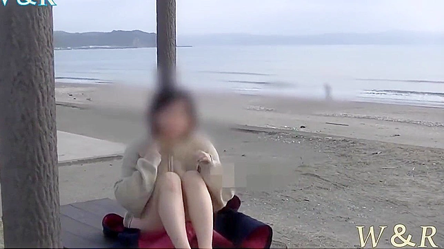 揭开迷人的海滩女巫！惊心动魄的沙滩裸体自慰秀！