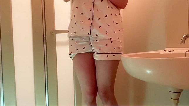 日本色情片~ 在避孕套上尿尿——绝望的尿液积累