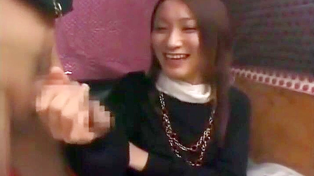 日本CFNM – 女孩偷窥陌生人自慰，被精液喷射惊喜到！