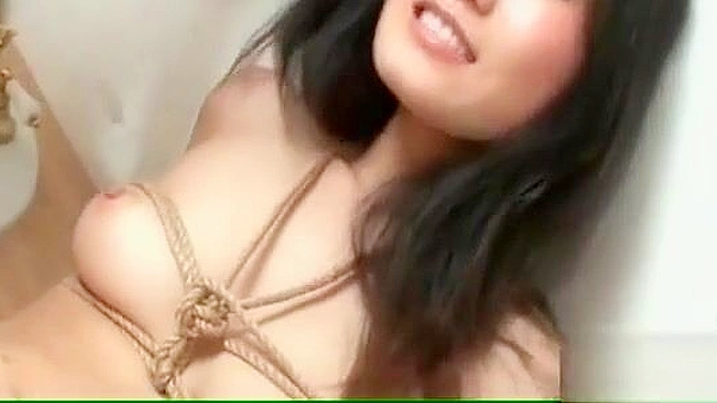 小森优衣娇小身躯被束缚，准备迎接激烈的绳索捆绑与激烈性爱。