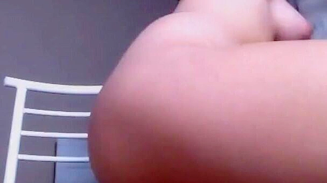 日本女孩奶油般的阴部被手指和自慰器爽翻，高潮不断喷射