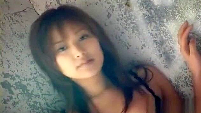 可爱亚裔少女模特绫田优展示诱惑性感内衣。