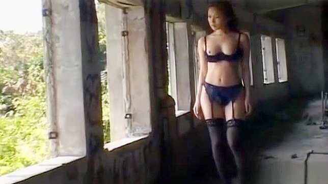 可爱亚裔少女模特绫田优展示诱惑性感内衣。