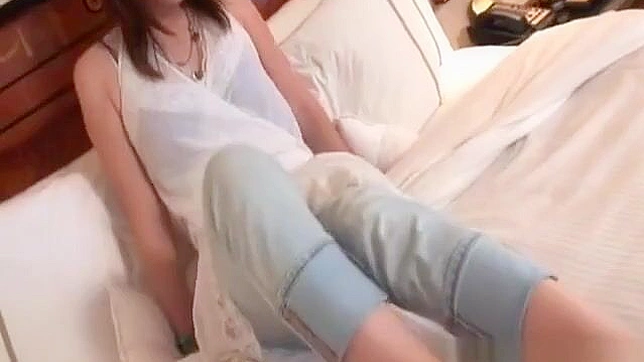 上原美穂的獨自冒險——亞洲美女在褲子下指探陰戶。