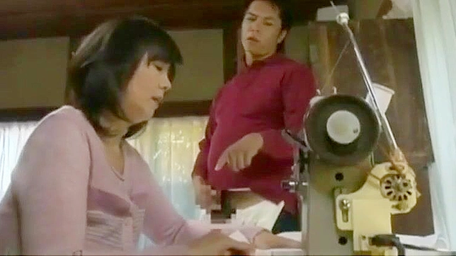 丰满女人的自慰秘密曝光：激烈而性感的冒险。