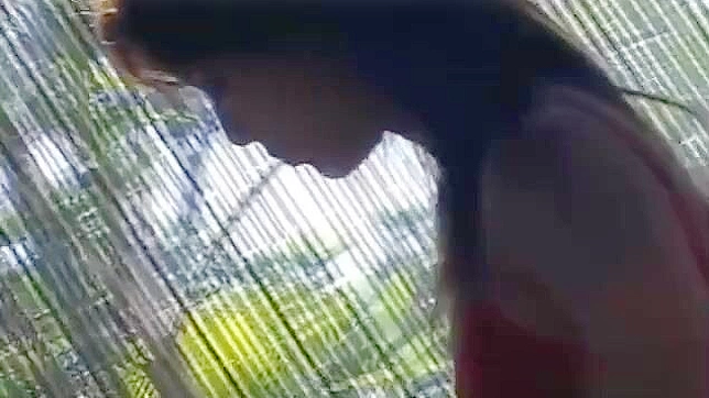 可爱的日本少女相田优在红色内衣中挑逗，准备行动。