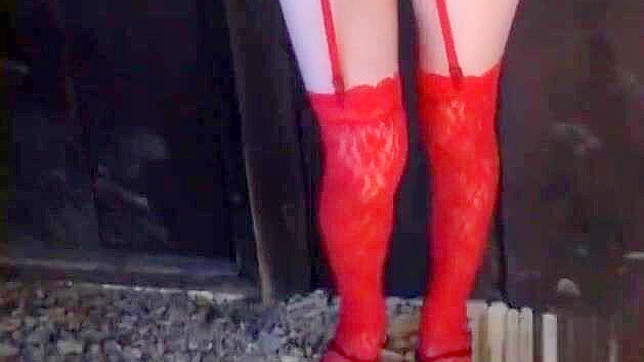 可爱的日本少女相田优在红色内衣中挑逗，准备行动。