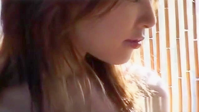 可爱的日本少女相田优在红色内衣中挑逗，准备行动。