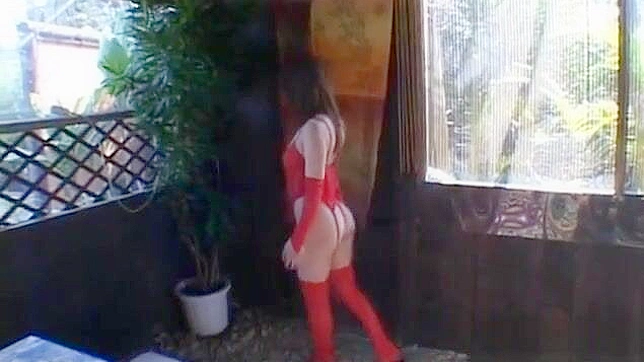 可爱的日本少女相田优在红色内衣中挑逗，准备行动。