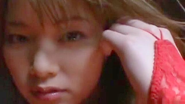 可爱的日本少女相田优在红色内衣中挑逗，准备行动。