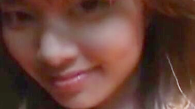 可爱的日本少女相田优在红色内衣中挑逗，准备行动。