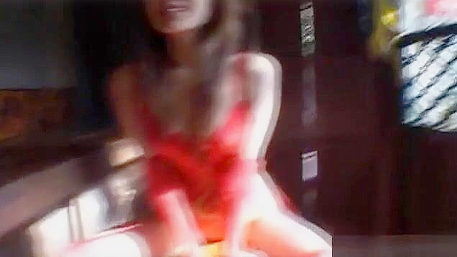 可爱的日本少女相田优在红色内衣中挑逗，准备行动。