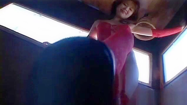 可爱的日本少女相田优在红色内衣中挑逗，准备行动。