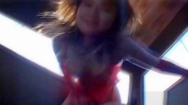 可爱的日本少女相田优在红色内衣中挑逗，准备行动。